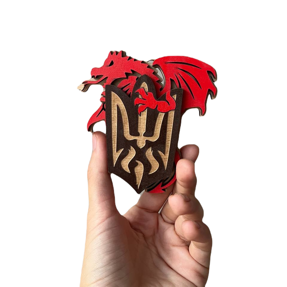 Магнит из дерева с гравировкой под логотип.